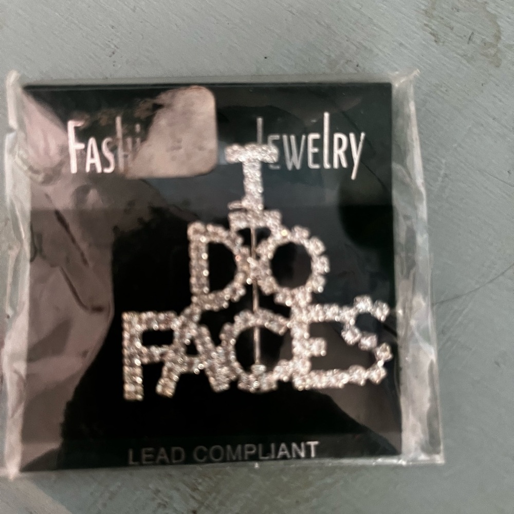 “I do faces” pin - Picture 1 of 1